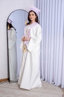 روب تخرج لون اوف وايت مع وشاح موف بارد