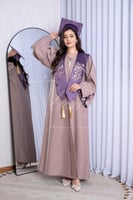 روب تخرج لون لحمي ووشاح موف