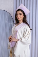 روب تخرج لون اوف وايت مع وشاح موف بارد