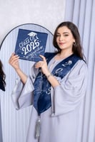 روب تخرج رمادي مع وشاح كحلي