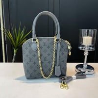 شنطة نسائية بنقشة بارزة وسلسلة ذهبية لون رمادي