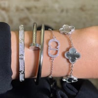 أساور لمسة أنثى الفضية