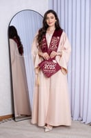 روب تخرج لحمي فاتح ووشاح خمري