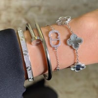 أساور لمسة أنثى الفضية