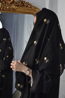 طرحة اليوم الوطني أسود تطريز ذهبي