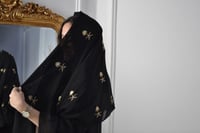 طرحة اليوم الوطني أسود تطريز ذهبي