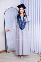 روب تخرج رمادي مع وشاح كحلي