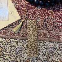 فاصل كتاب خشبي