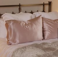 غطاء مخده حرير ابيض