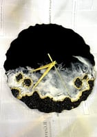 ساعة من الريزن والاحجار المصقولة