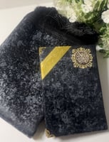 سجادة صلاة مع مصحف