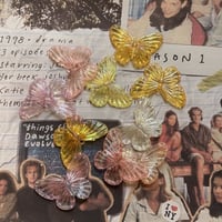 تعليقات فراشة زاهية