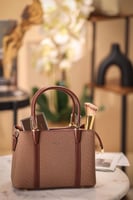 شنطة جلد مطفي مجعد بقاعدة مسمار نسائي من ستيفانو