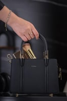 شنطة جلد مطفي مجعد بقاعدة مسمار نسائي من ستيفانو