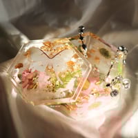 white moth box علبه