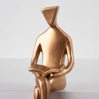 مجسم متثقف جالس