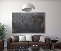 لوحة خيول فخمة بالفن التجريدي .