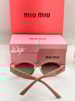 نظارة ميو ميو باطار شفاف و ذراع وردي