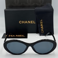 نظارة شانيل Eye-Cat أسود بشعار ذهبي