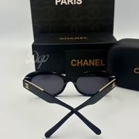 نظارة شانيل EYE-CAT أسود كامل بشعار ذهبي