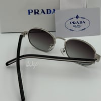 نظارة برادا فضي بعدسة مميزة