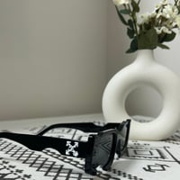 نظارة اوف وايت المكسورة اسود