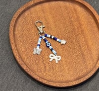 تعليقة بخرز ازرق