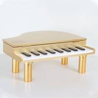 تحفة بيانو خشبي باللون الذهبي