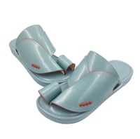 نعال شرقي سادة بإصبع لون لبني