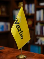 طباعة وتصنيع علم شركة صغير على الطاولة مع سارية فض...