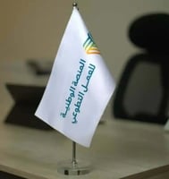 طباعة وتصنيع علم شركة صغير على الطاولة مع سارية فض...