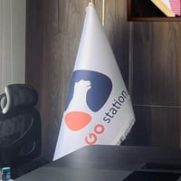 طباعة و تصنيع علم شركة مكتبي مقوى بدون سارية