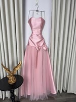 فستان سهرة وردي مزين بفيونكة