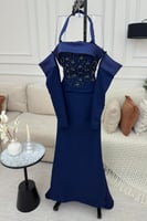 فستان كحلي عاري الكتف