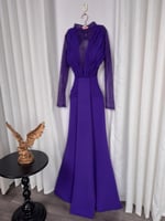 فستان سهرة بقصة عنق عميقة