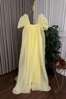 فستان انيق بياقة عالية مميز بتطريز