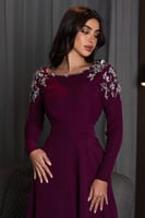 فستان عودي مميز بتطريز على الاكمام