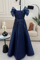 فستان كحلي بقصة مميزة