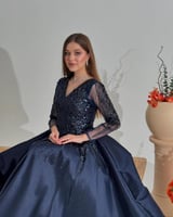 فستان سهرة كحلي مزين بتطريز