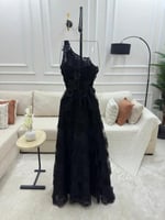 فستان اسود انيق بكتف واحد