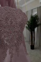 فستان سهرة وردي بتصميم انيق