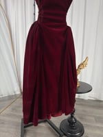 فستان عودي مزين بكريستالات