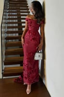 فستان عودي عاري الكتف مميز بورود