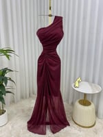 فستان سهرة براق بكتف واحد