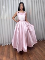 فستان وردي مميز بطيات