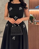فستان اسود ناعم بلمسات تطريز