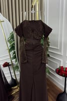 فستان سهرة بني من الدانتيل