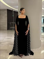 فستان اسود ناعم بأكمام منقطة