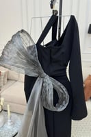 فستان اسود ناعم بفيونكة في الخلف