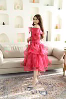 فستان فوشي بتصميم مميز